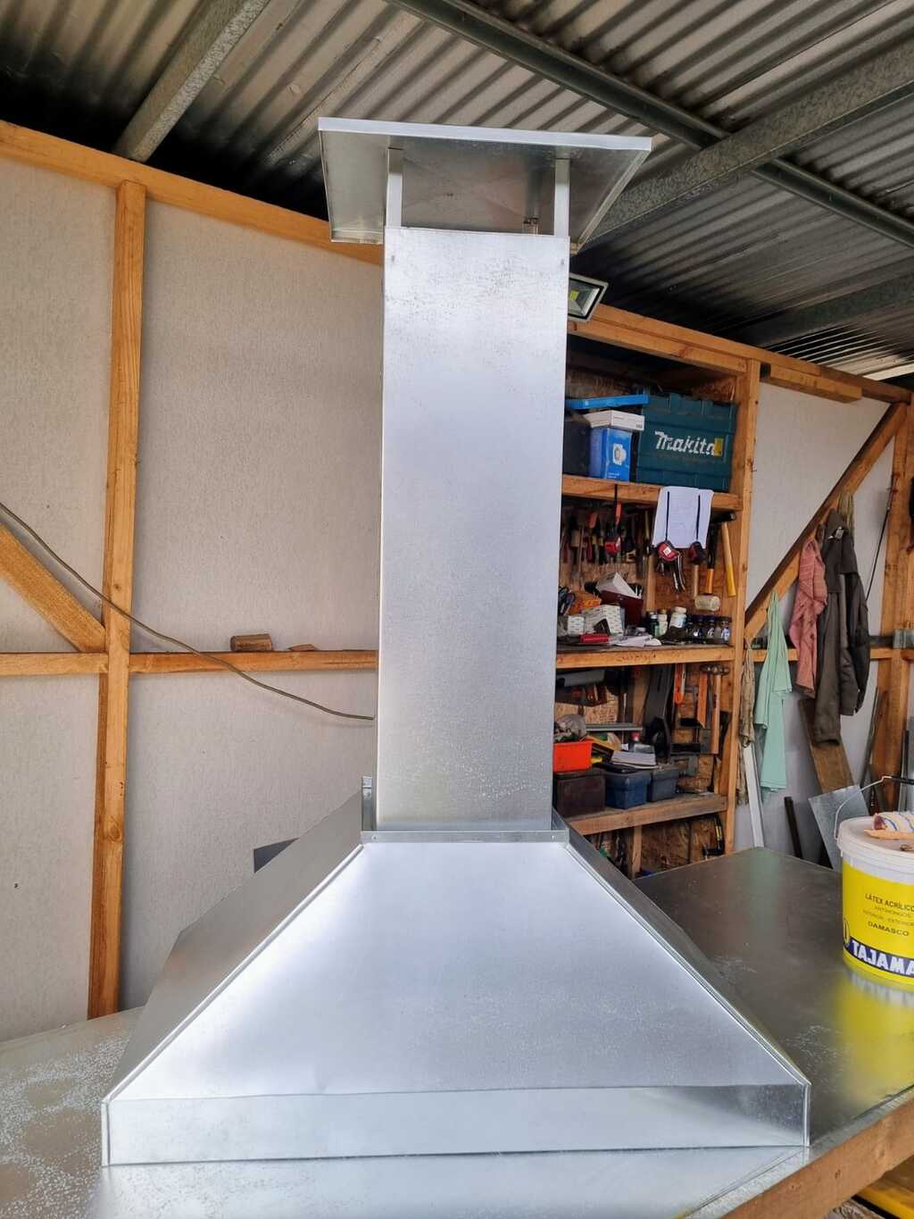 Campana de quincho real fabricada en taller Los Cerezos con sombrerete plano y ducto rectangular