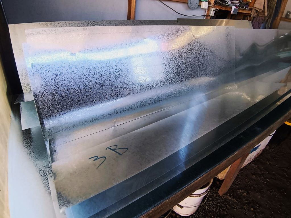Pieza final ya fabricada en zinc galvanizado limpia en el taller Los Cerezos